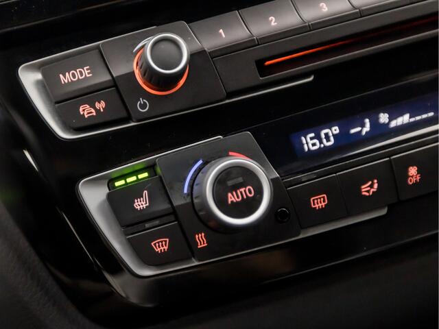 BMW 3-SERIE Touring 318i M Sport Shadow Line Automaat (DRAADLOOS APPLE CARPLAY, M PAKKET, DEALER ONDERHOUDEN, GROOT NAVI, LEDER, VIRTUAL COCKPIT, GETINT GLAS, ELEK ACHTERKLEP, CRUISE, NIEUWE APK, NIEUWSTAAT)