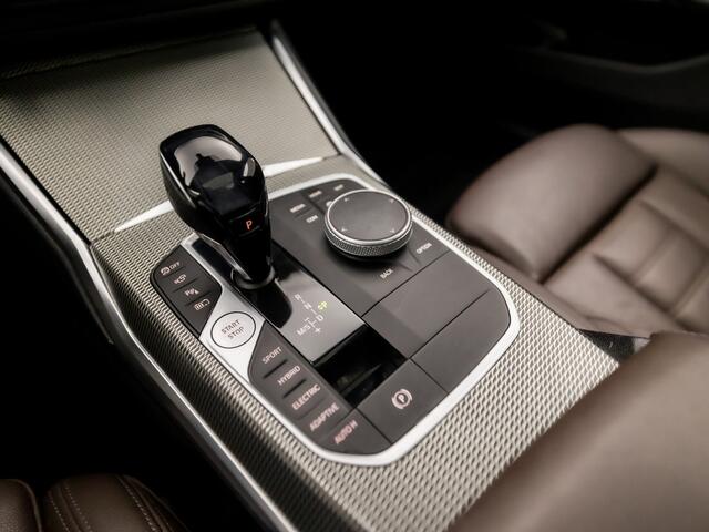 BMW 3-SERIE Touring 330e xDrive M Sport 293Pk Automaat (PANORAMADAK, M PAKKET, LASER KOPLAMPEN, MEMORY SEATS, HEAD-UP DISPLAY, HARMAN/KARDON, 360 CAMERA, ADAPTIVE CRUISE, APPLE CARPLAY, NIEUWE APK, NIEUWSTAAT)