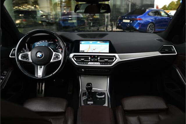 BMW 3-SERIE Touring M340i xDrive Automaat / Panoramadak / Trekhaak / Sportstoelen / Laserlight / M Adaptief onderstel / Comfort Access / Gesture Control / Stoelverwarming / Head-Up