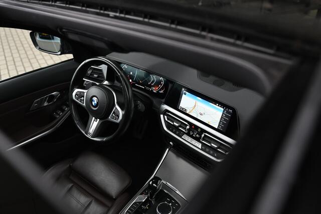 BMW 3-SERIE Touring M340i xDrive Automaat / Panoramadak / Trekhaak / Sportstoelen / Laserlight / M Adaptief onderstel / Comfort Access / Gesture Control / Stoelverwarming / Head-Up