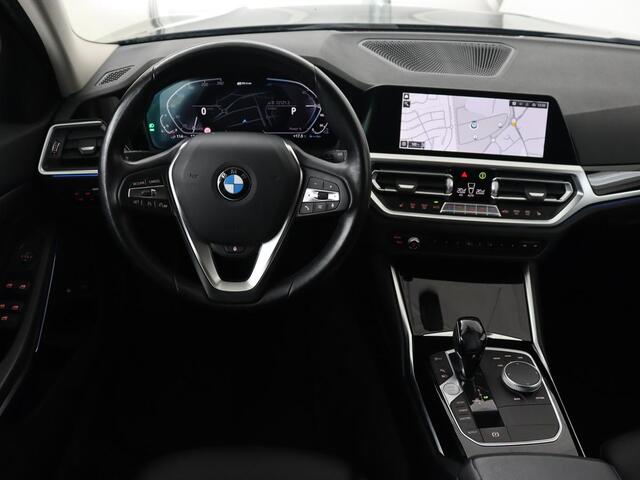 BMW 3-SERIE Touring 330e | Trekhaak | Half Leder | Stoel & Stuurverwarming | Sfeerverlichting | Carplay | Cruise Control | PDC