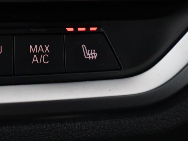 BMW 3-SERIE Touring 330e | Trekhaak | Half Leder | Stoel & Stuurverwarming | Sfeerverlichting | Carplay | Cruise Control | PDC