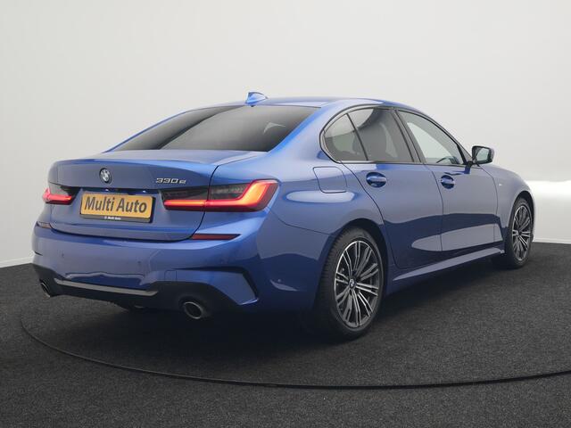 BMW 3-SERIE 330e M Sport Plug In Hybrid 293pk Dealer O.H PHEV | Schuifdak | Camera | M Sport | Blis | Alcantara Sportstoelen Memory & Verwarmd | Navigatie | Cruise Control | M Sportstuur | Sfeerverlichting | Virtual | DAB |