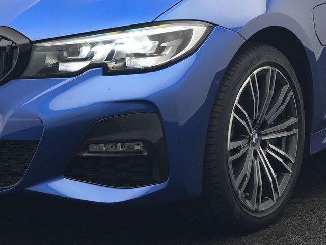 BMW 3-SERIE 330e M Sport Plug In Hybrid 293pk Dealer O.H PHEV | Schuifdak | Camera | M Sport | Blis | Alcantara Sportstoelen Memory & Verwarmd | Navigatie | Cruise Control | M Sportstuur | Sfeerverlichting | Virtual | DAB |