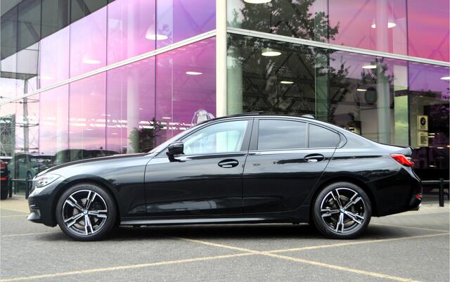 BMW 3-SERIE 320i High Executive Automaat / Schuif-kanteldak / Sportstoelen / Stoelverwarming / Airconditioning / Cruise Control / PDC / Live Cockpit Professional