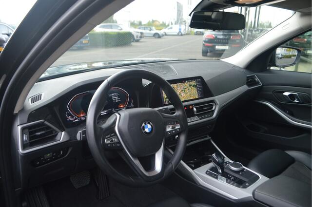 BMW 3-SERIE 320i High Executive Automaat / Schuif-kanteldak / Sportstoelen / Stoelverwarming / Airconditioning / Cruise Control / PDC / Live Cockpit Professional