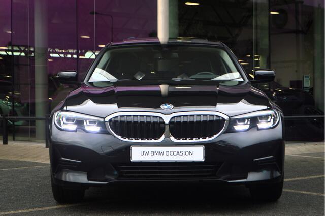 BMW 3-SERIE 320i High Executive Automaat / Schuif-kanteldak / Sportstoelen / Stoelverwarming / Airconditioning / Cruise Control / PDC / Live Cockpit Professional