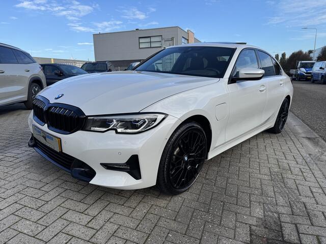 BMW 3-SERIE 330e xDrive Sport - Line M sport stuur, Sch/dak, Harman Kardon, memory, leer, etc