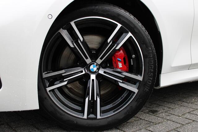 BMW 3-SERIE Touring 330i xDrive High Executive M Sport Automaat / Panoramadak / Trekhaak / Sportstoelen / Comfort Access / Adaptieve LED / Parking Assistant Plus