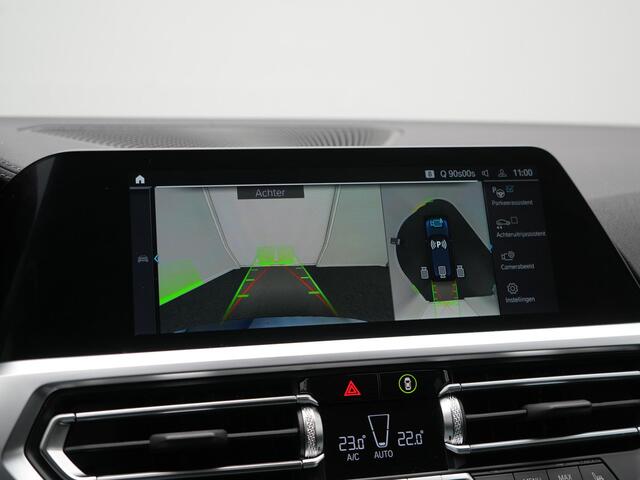 BMW 3-SERIE Touring 330e Luxury Line Plug In Hybrid 293pk Dealer O.H PHEV | Panodak | Adaptive Cruise | 360 Camera | Lederen Sportstoelen Memory & Verwarmd | Harman & Kardon | Apple Carplay | Sfeerverlichting | Blis | Virtual | Navigatie | DAB | 19"L.M |