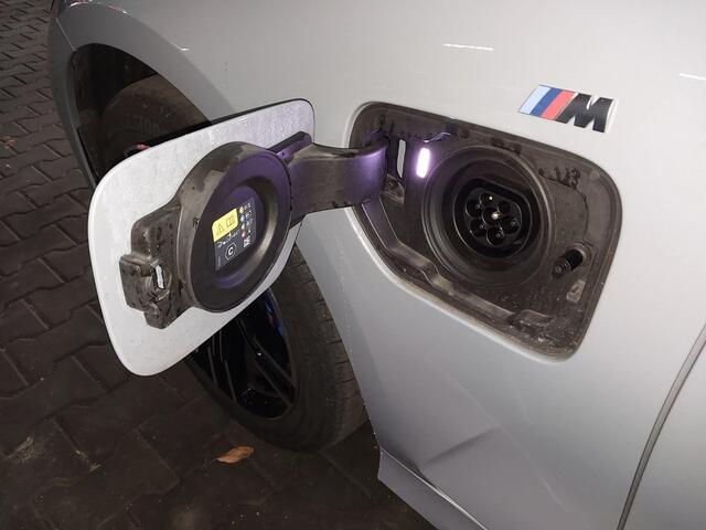 BMW 3-SERIE Touring 330e M-Sport | Panorama | Trekhaak | Elek. Verst.Stoelen | Stoel/Stuurverwarming | Harman Kardon