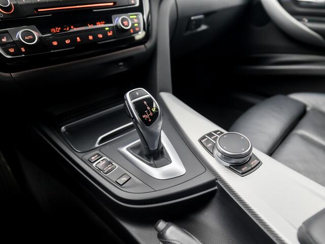 BMW 3-SERIE 320i M Sport 184Pk Automaat (GROOT NAVI, M PAKKET, HARMAN/KARDON, APPLE CARPLAY, SPORT AUTOMAAT, STOELVERWARMING, LEDEREN SPORTSTOELEN, DIGITAL COCKPIT, GETINT GLAS, FLIPPERS, NIEUWSTAAT)