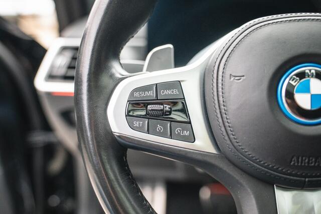 BMW 3-SERIE 330e M SPORT, curved display, comfort package