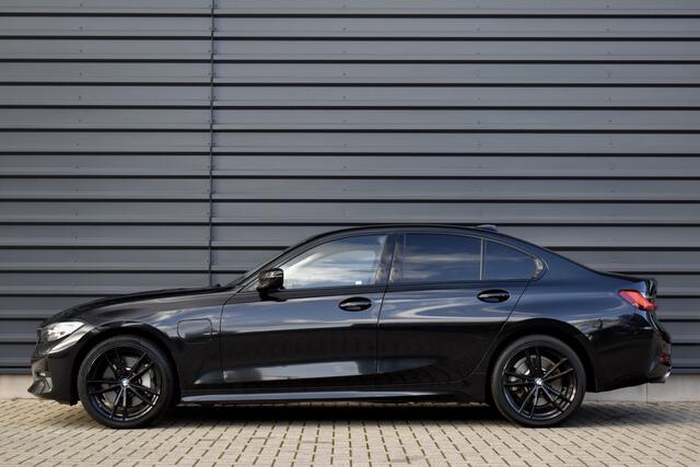 BMW 3-SERIE 330e High Executive Shadow Line | ACC | 19'' M Wielen | Stuur + Stoelverwarming | CarPlay | Live Cockpit Pro |