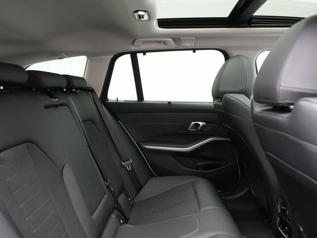 BMW 3-SERIE Touring 330e xDrive Sportline Plug In Hybrid 292pk Dealer O.H PHEV | Laser LED | Panodak | Adaptive Cruise | Camera | Lederen Sportstoelen Verwarmd | Apple Carplay | Keyless | Virtual | Navigatie | DAB | 18"L.M |