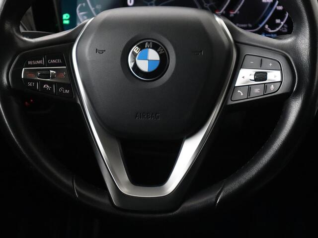 BMW 3-SERIE 330e Sport Line | Adaptive cruise | Stoelverwarming | Sportstoelen | Carplay | Sfeerverlichting | Live Cockpit | Navigatie | Half leder | DAB | Climate control | PHEV | Plug In