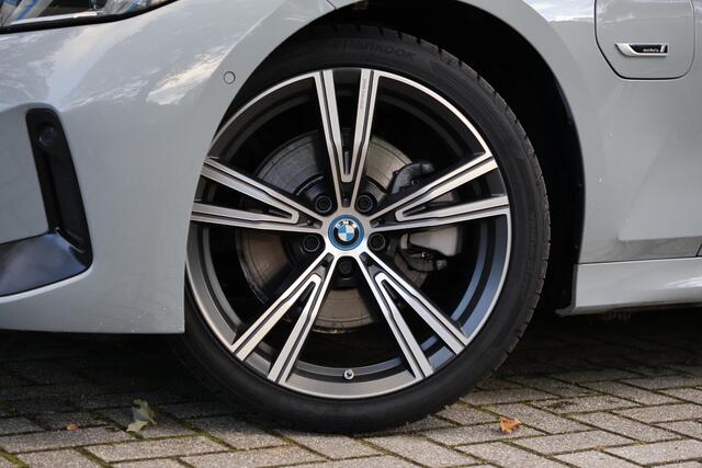 BMW 3-SERIE Touring 330e M-Sport | 19"| Adap Cruise | Hifi | Adap LED | Camera | Apple Carplay | etc.