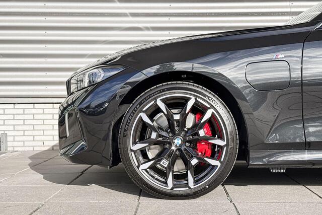 BMW 3-SERIE Touring 330e M Sportpakket Pro / Innovation Pack / Comfort Pack / Trekhaak / Panoramadak / Galvanische afwerking voor bedieningselementen