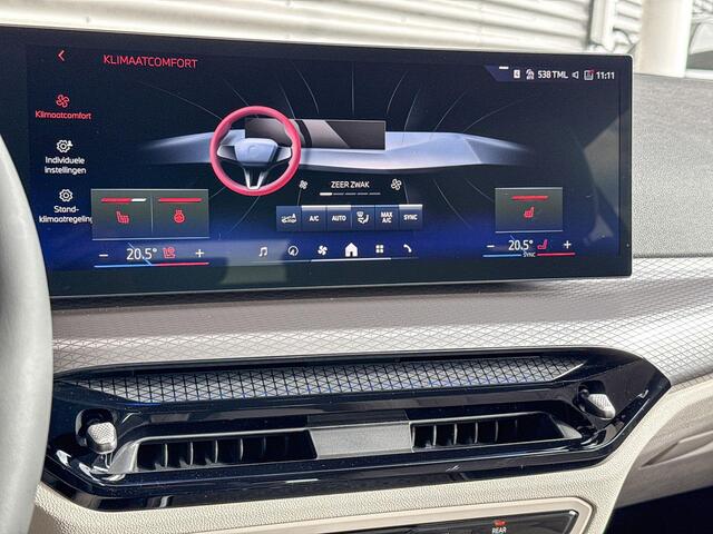 BMW 3-SERIE Touring 330e M Sportpakket Pro / Innovation Pack / Comfort Pack / Trekhaak / Panoramadak / Galvanische afwerking voor bedieningselementen