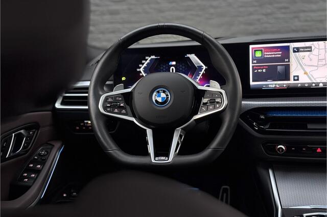 BMW 3-SERIE Touring 330e M-Sport Pro | 19,5kWh | Panodak | Head-up | Memory | Trekhaak | 360° Camera | Fabrieksgarantie