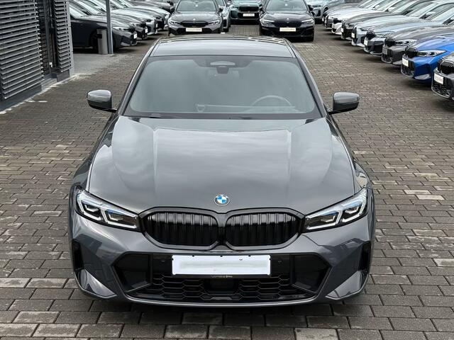 BMW 3-SERIE 320d xDrive M-SPORT ** LED, NAVI+, HALF-LEDER, HuD, ACC, 19-inch LMV, DRAVIT GRAU ** 1e EIG - UNFALLFREI - BMW GAR ** ** INFORMEER OOK NAAR ONZE AANTREKKELIJKE FINANCIAL-LEASE TARIEVEN **