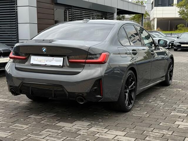 BMW 3-SERIE 320d xDrive M-SPORT ** LED, NAVI+, HALF-LEDER, HuD, ACC, 19-inch LMV, DRAVIT GRAU ** 1e EIG - UNFALLFREI - BMW GAR ** ** INFORMEER OOK NAAR ONZE AANTREKKELIJKE FINANCIAL-LEASE TARIEVEN **