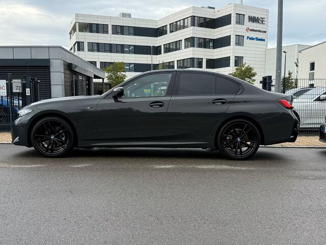 BMW 3-SERIE 320d xDrive M-SPORT ** LED, NAVI+, HALF-LEDER, HuD, ACC, 19-inch LMV, DRAVIT GRAU ** 1e EIG - UNFALLFREI - BMW GAR ** ** INFORMEER OOK NAAR ONZE AANTREKKELIJKE FINANCIAL-LEASE TARIEVEN **