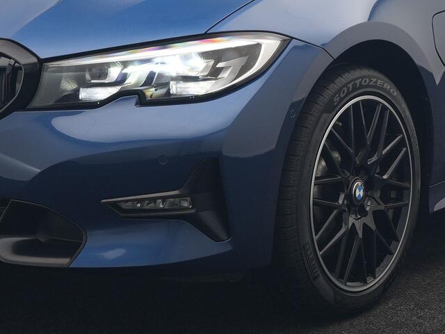 BMW 3-SERIE Touring 330e Sportline Plug In Hybrid 293pk Dealer O.H. PHEV | Adaptive Cruise | Sfeerverlichting | Apple Carplay | Black Optic | Sportstoelen Verwarmd | Navigatie | Blis | Virtual | DAB |