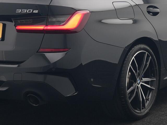 BMW 3-SERIE Touring 330e M Sport Plug In Hybrid 293pk Dealer O.H. PHEV | Trekhaak Af Fabriek | Sfeerverlichting | Alcantara Sporstoelen Verwarmd | Apple Carplay | Navigatie | Virtual | Cruise Control | DAB |