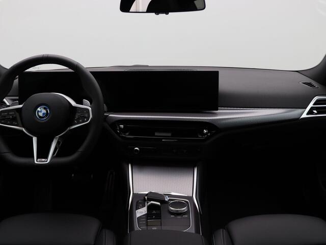 BMW 3-SERIE Sedan 330e M Sportpakket Pro | Comfort Pack | Comfort Access | Achteruitrijcamera | Schuifdak | Adaptieve LED | Harman Kardon | 19''