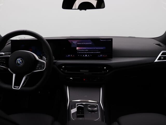 BMW 3-SERIE Touring 330e M Sportpakket Pro | Comfort Pack | Stuurwielrand Verwarmd | Trekhaak | Panoramadak | Active Cruise Control | Harman Kardon | 19''