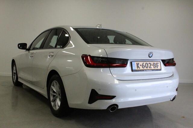 BMW 3-SERIE 318d Executive Edition | NL-AUTO+N.A.P! | CARPLAY | PDC-V/A | CLIMA | DAB-RADIO | NAVI | LED | CRUISE |