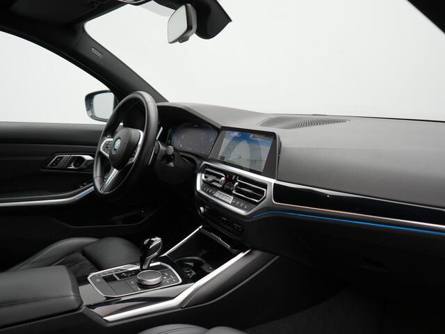 BMW 3-SERIE 330e M Sport Plug In Hybrid 293pk Dealer O.H. PHEV | Adaptief Onderstel | Sfeerverlichting | Alcantara Sportstoelen Verwarmd | Virtual | Apple Carplay | Navigatie | DAB | 19"L.M |