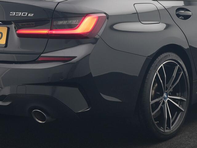 BMW 3-SERIE 330e M Sport Plug In Hybrid 293pk Dealer O.H. PHEV | Adaptief Onderstel | Sfeerverlichting | Alcantara Sportstoelen Verwarmd | Virtual | Apple Carplay | Navigatie | DAB | 19"L.M |