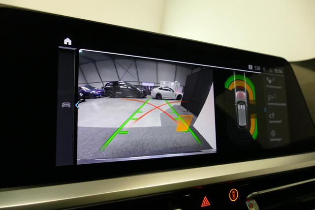 BMW 3-SERIE Touring 330e xDrive M Sport / M340i Diffuser / Black Diamond M Grill / M340i M Sport bumper pakket / Schuif-/kanteldak / Elektr. verstelbare voorstoelen (links met memory) / Stoelverwarming / Apple Carplay - Android Auto / Achteruitrijcamera / Trekhaak (z