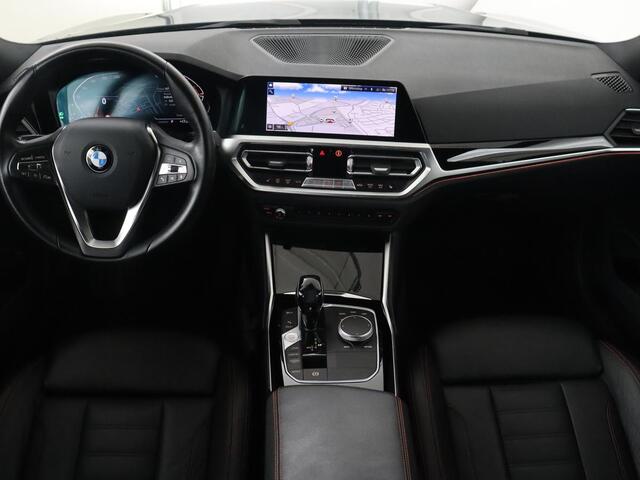 BMW 3-SERIE 318i High Executive | Sport Line | Leder | Stoelverwarming | Camera | Sportstoelen | Carplay | Sfeerverlichting | Live Cockpit | Navigatie | Full LED | Climate control | Park Assist | Cruise control