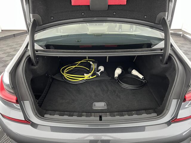 BMW 3-SERIE 330e M-Sportpack High Executive Performance Pack (INCL-BTW) *HEAD-UP | FULL-LEATHER | FULL-LED | HIFI-SOUND | CAMERA | HEATED-SPORTSEATS | CARPLAY | DIGI-COCKPIT | NAVI-FULLMAP | AMBIENT-LIGHT | ECC | PDC | CRUISE | 19''ALU*