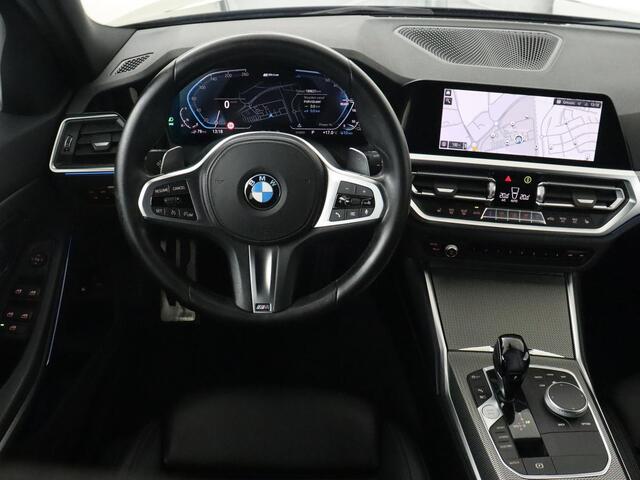 BMW 3-SERIE 330e M Sport | Leder | Stoelverwarming | Carplay | Sportstoelen | Laserlicht | Live Cockpit | Sfeerverlichting | Navigatie | Parkeerhulp | Climate control | Bluetooth | Cruise control