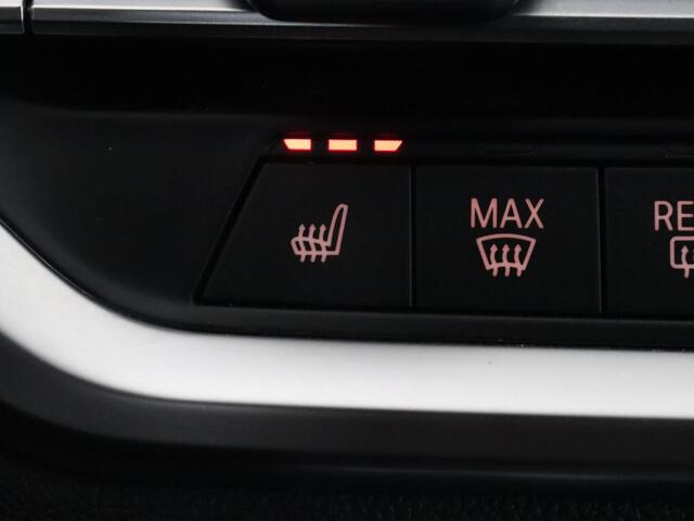 BMW 3-SERIE 330e M Sport | Leder | Stoelverwarming | Carplay | Sportstoelen | Laserlicht | Live Cockpit | Sfeerverlichting | Navigatie | Parkeerhulp | Climate control | Bluetooth | Cruise control