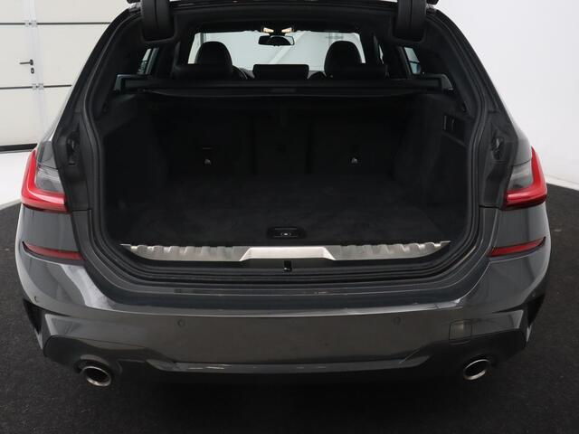 BMW 3-SERIE 330e M Sport | Leder | Stoelverwarming | Carplay | Sportstoelen | Laserlicht | Live Cockpit | Sfeerverlichting | Navigatie | Parkeerhulp | Climate control | Bluetooth | Cruise control