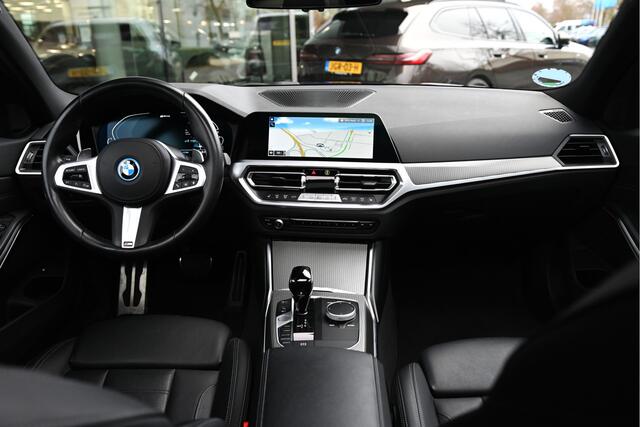 BMW 3-SERIE 330e High Executive M Sport Automaat / Schuif-kanteldak / Sportstoelen / Achteruitrijcamera / M Adaptief onderstel / Laserlight / Comfort Access / LED / Head-Up / Stoelverwarming