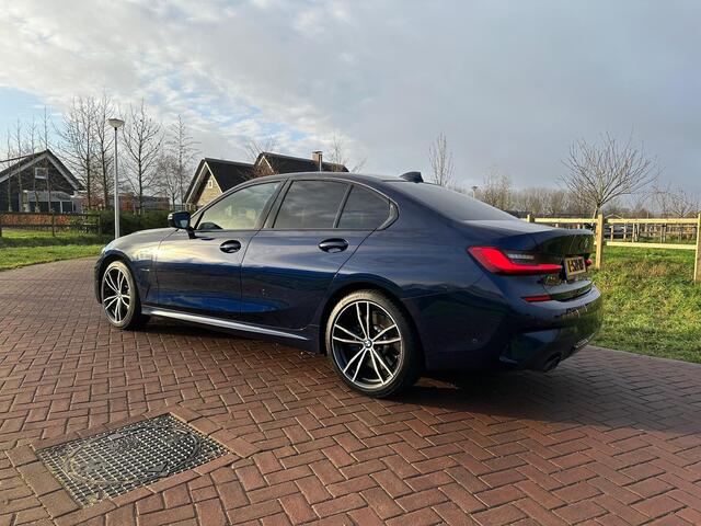 BMW 3-SERIE 330e eDrive Edition | M-Pakket | Camera | Harman Kardon | plug-in hybride | NL- Auto |