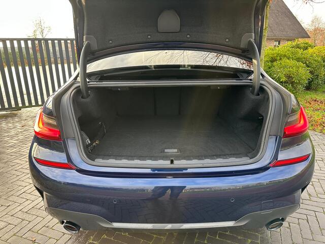 BMW 3-SERIE 330e eDrive Edition | M-Pakket | Camera | Harman Kardon | plug-in hybride | NL- Auto |