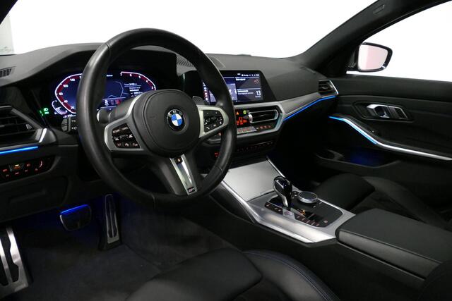 BMW 3-SERIE 330e xDrive M Sport / M340i Diffuser / Black Diamond M Grill / M340i M Sport bumper pakket / Schuif-/kanteldak / Premium kleur Dravitgrau / Apple Carplay - Android Auto / Stoelverwarming / Ambienteverlichting / 19'' LMV / Stuurwiel verwarming / Full LED /