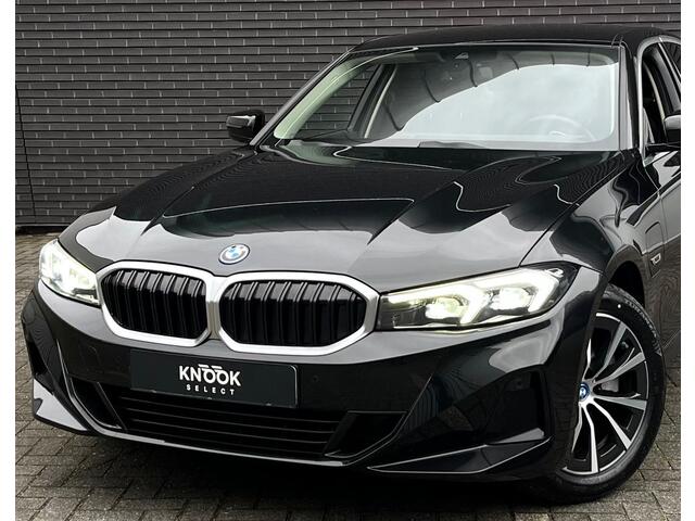 BMW 3-SERIE Sedan 320e High Executive Automaat / Live Cockpit Plus / Stoelverwarming / Widescreen Display / Extra Getint Glas / Climate Control / 17 Inch / Neerklapbare Achterbank / Hifi / Lichtpakket / Sportstoelen / LED
