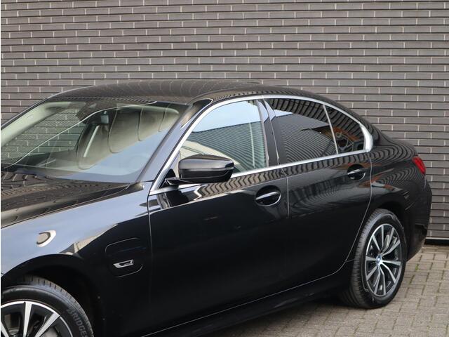 BMW 3-SERIE Sedan 320e High Executive Automaat / Live Cockpit Plus / Stoelverwarming / Widescreen Display / Extra Getint Glas / Climate Control / 17 Inch / Neerklapbare Achterbank / Hifi / Lichtpakket / Sportstoelen / LED