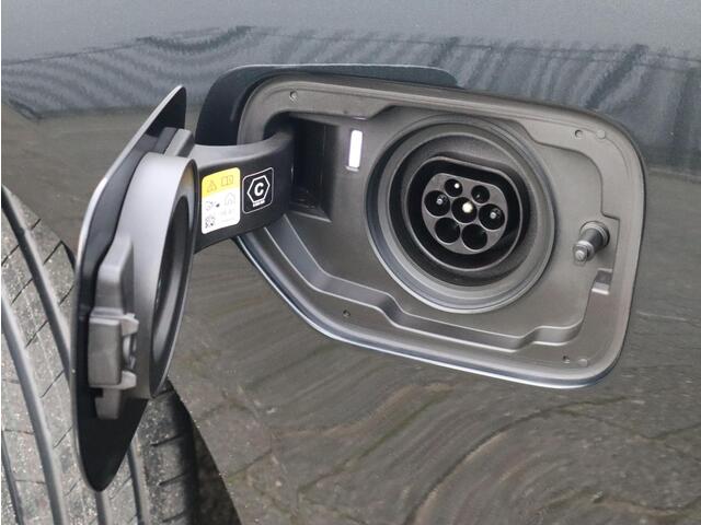 BMW 3-SERIE Sedan 320e High Executive Automaat / Live Cockpit Plus / Stoelverwarming / Widescreen Display / Extra Getint Glas / Climate Control / 17 Inch / Neerklapbare Achterbank / Hifi / Lichtpakket / Sportstoelen / LED