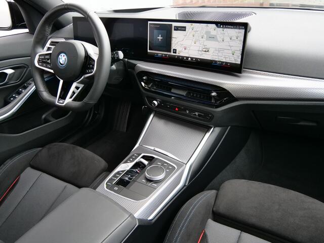 BMW 3-SERIE Touring 330e 292 Pk Automaat M-Sport pakket Navigatie / Camera / Pano-dak / DAB / Apple Carplay