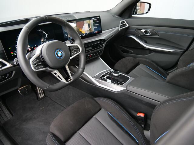 BMW 3-SERIE Touring 330e 292 Pk Automaat M-Sport pakket Navigatie / Camera / Pano-dak / DAB / Apple Carplay