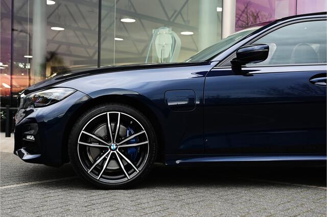 BMW 3-SERIE 320e High Executive M Sport Automaat / Schuif-kanteldak / Sportstoelen / Achteruitrijcamera / Stuurverwarming / LED / Head-Up / Harman Kardon / Stoelverwarming